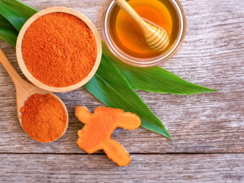 Sử dụng mặt nạ mật ong, chanh và nghệ để làm sáng và mịn da